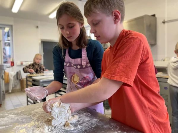 Deux enfants qui font des sablés