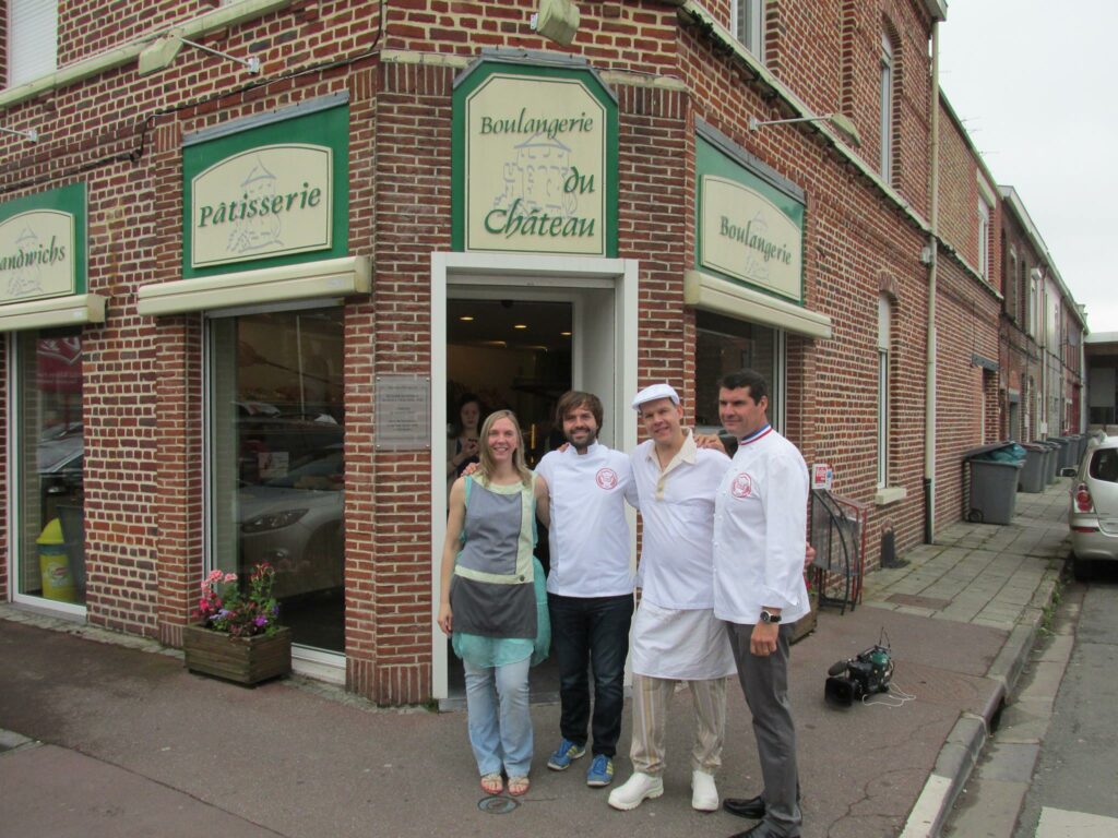 David et Virginie Degreef avec Gontran Cherrier et Bruno Cormoraires devant la boulangerie