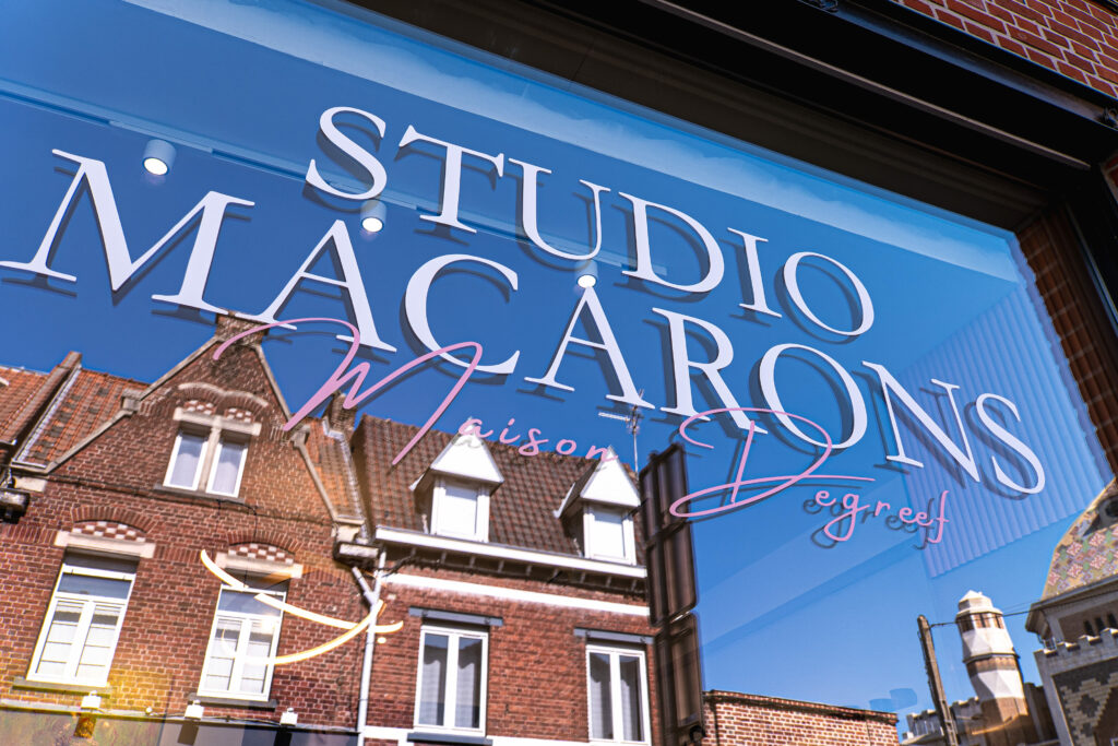 Devanture de la boutique avec inscription "Studio Macarons"